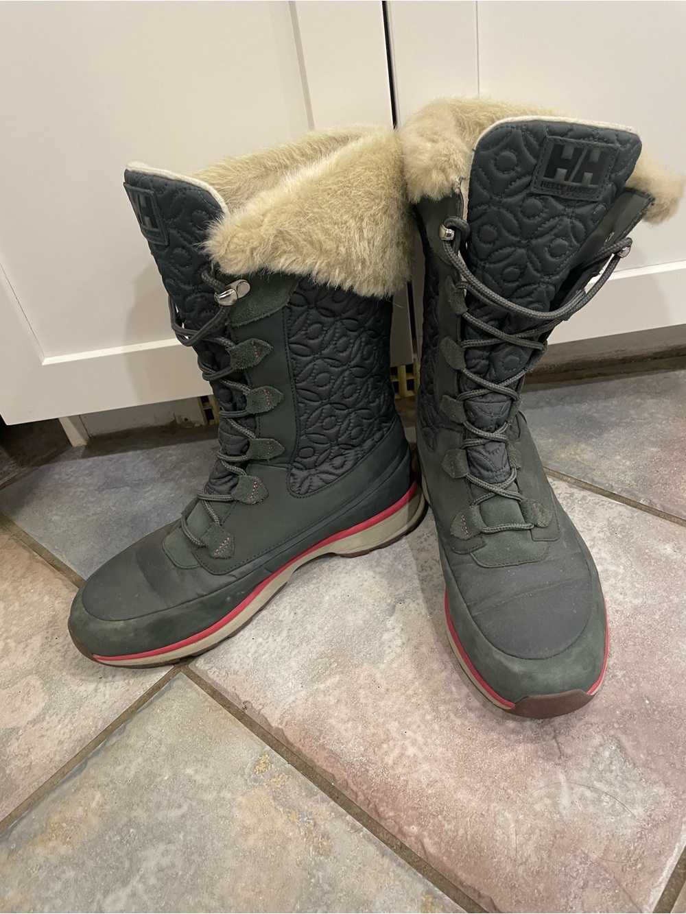 Helly Hansen Garabaldi Women's Dark Green Winter Boots, Faux-Fur Lining, size 8